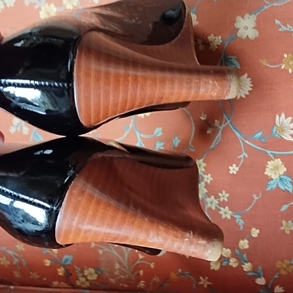 COPY - Tory Burch Black Patent Leather Open Toe T Logo Wedges (7) - Picture 11 of 11